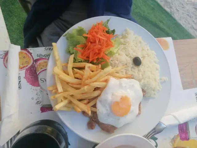 Bitoque com ovo estrelado, batata frita e arroz