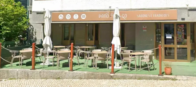 Fachada e esplanada do Pátio Fidalgo