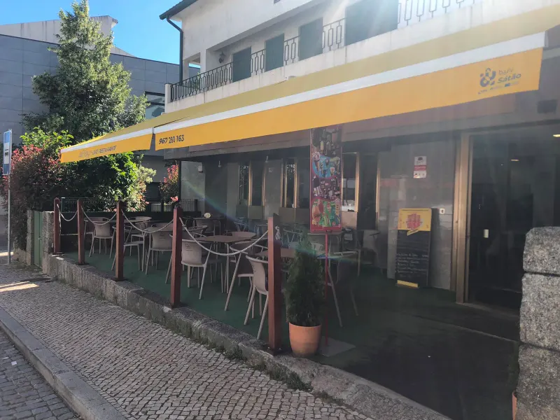 A esplanada do Pátio Fidalgo vista da rua
