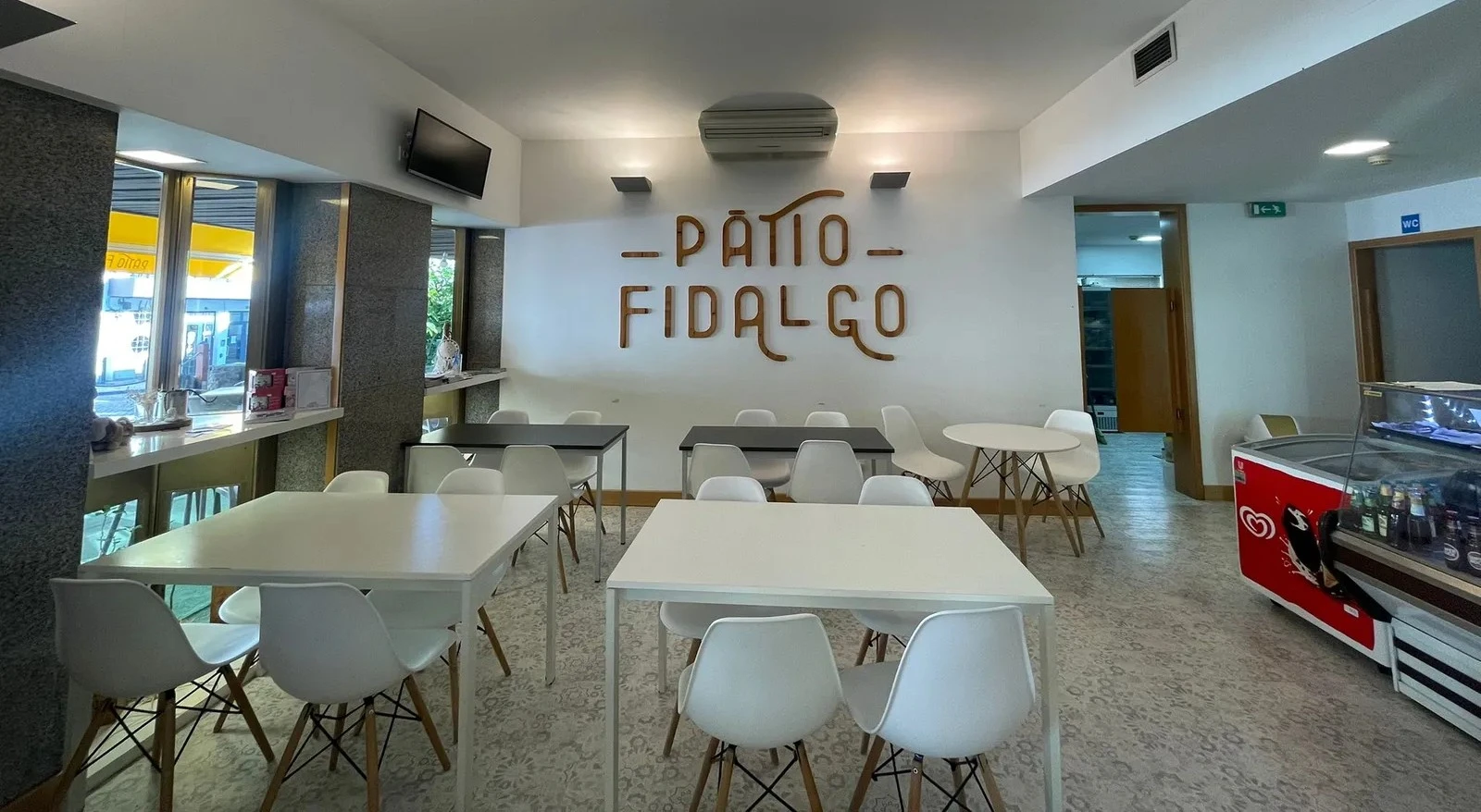 Sala interior do Pátio Fidalgo com a sinalética da casa, em Sátão