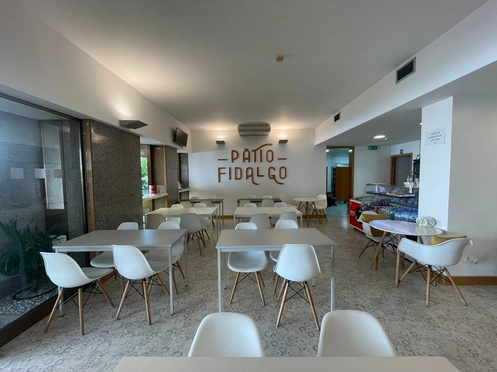 Sala interior do Pátio Fidalgo, com o letreiro da casa na parede