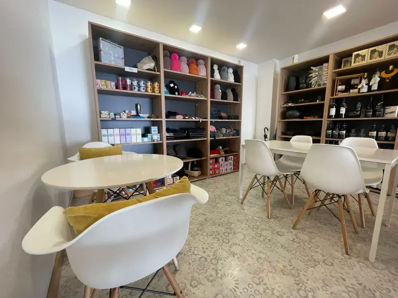 Vestuário e artigos regionais na mercearia