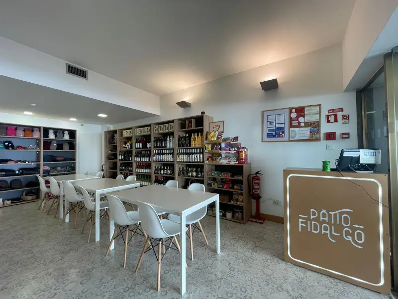 Prateleiras de vinhos e produtos regionais no Pátio Fidalgo