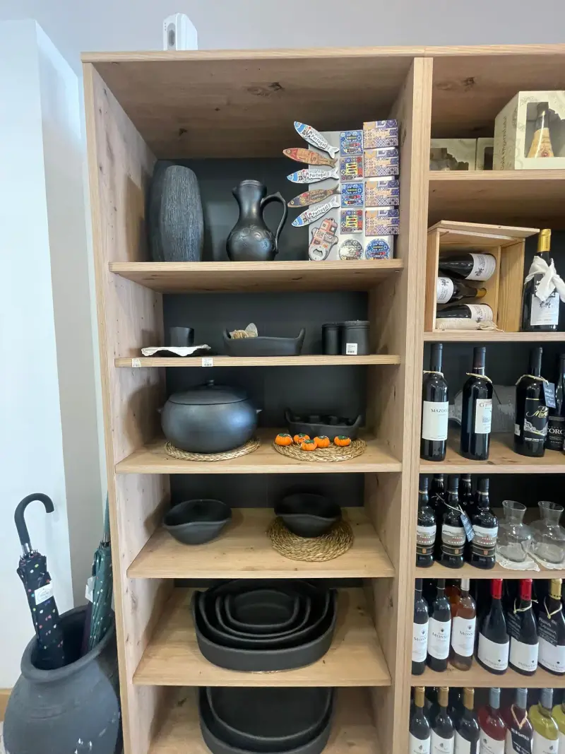 Loiça de barro preto e garrafeira