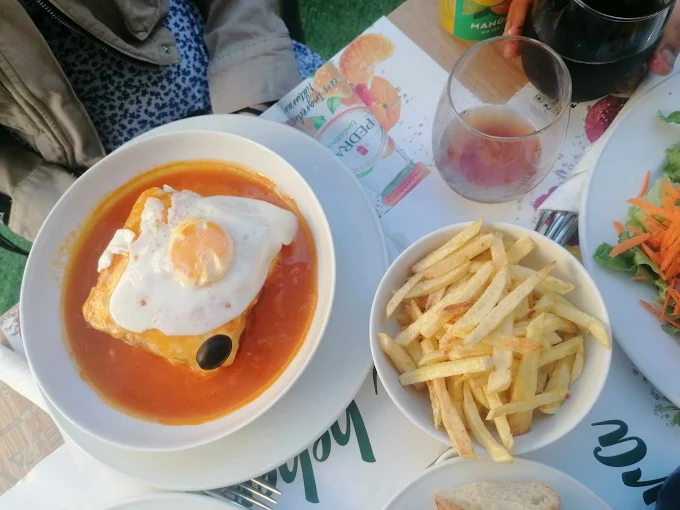 Francesinha servida no Pátio Fidalgo